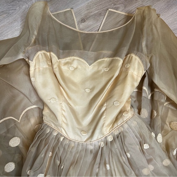 Vintage 1950’s Wedding Dress - Picture 4 of 10